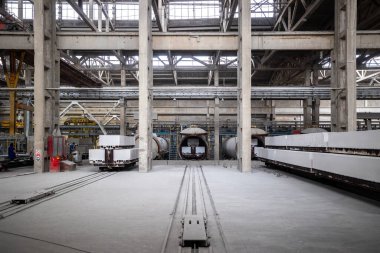 Havalandırılmış beton bloklar, AAC blokları (Otoklavize havalandırmalı beton), Fly ash veya Grey Cement Fly Ash Bricks endüstriyel üretimi. Otoklavlar ve tramvaylar kesilmiş. Atölyenin genel görünümü