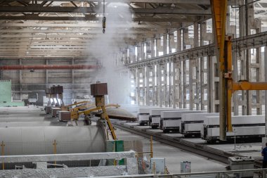 Havalandırılmış beton bloklar, AAC blokları (Otoklavize havalandırmalı beton), Fly ash veya Grey Cement Fly Ash Bricks endüstriyel üretimi. Otoklavlar ve tramvaylar kesilmiş. Atölyenin genel görünümü