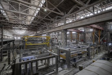 Havalandırılmış beton bloklar, AAC blokları (Otoklavize havalandırmalı beton), Fly ash veya Grey Cement Fly Ash Bricks endüstriyel üretimi. Kesme makinelerini ve otoklavları engelleyin. Atölyenin genel görünümü.