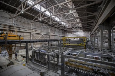 Havalandırılmış beton bloklar, AAC blokları (Otoklavize havalandırmalı beton), Fly ash veya Grey Cement Fly Ash Bricks endüstriyel üretimi. Kesme makinelerini ve otoklavları engelleyin. Atölyenin genel görünümü.