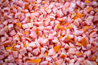 İnce buz kaplamalı, dondurulmuş kırmızı domateslerin yakın çekimi. Süpermarketlerde raf ömrünün uzatılması ve bozulabilir hasat kalitesinin korunması için perakende paketlemeye hazırlar..