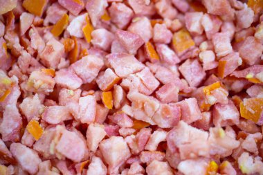 İnce buz kaplamalı, dondurulmuş kırmızı domateslerin yakın çekimi. Süpermarketlerde raf ömrünün uzatılması ve bozulabilir hasat kalitesinin korunması için perakende paketlemeye hazırlar..