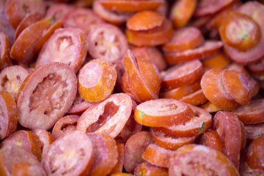 İnce buz kaplamalı, dondurulmuş kırmızı domateslerin yakın çekimi. Süpermarketlerde raf ömrünün uzatılması ve bozulabilir hasat kalitesinin korunması için perakende paketlemeye hazırlar..