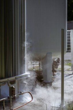 Hastaneye tıbbi oksijen üreten ve tedarik eden bir oksijen istasyonu. İstasyonda radyatörler ve dağıtım için sıvılaştırılmış oksijen içeren büyük beyaz bir silindir yer alıyor..
