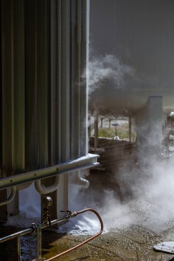 Hastaneye tıbbi oksijen üreten ve tedarik eden bir oksijen istasyonu. İstasyonda radyatörler ve dağıtım için sıvılaştırılmış oksijen içeren büyük beyaz bir silindir yer alıyor..