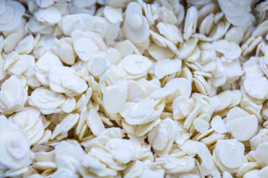 İnce buz kaplamalı, dondurulmuş sarımsaklı sarımsak dilimine yakın çekim. Süpermarketlerde raf ömrünün uzatılması ve bozulabilir hasat kalitesinin korunması için perakende paketlemeye hazırlar..