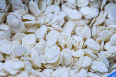 İnce buz kaplamalı, dondurulmuş sarımsaklı sarımsak dilimine yakın çekim. Süpermarketlerde raf ömrünün uzatılması ve bozulabilir hasat kalitesinin korunması için perakende paketlemeye hazırlar..