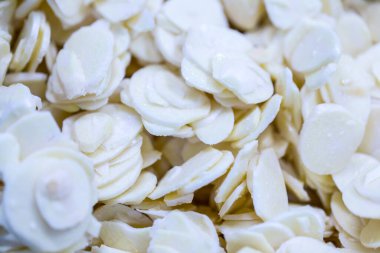 İnce buz kaplamalı, dondurulmuş sarımsaklı sarımsak dilimine yakın çekim. Süpermarketlerde raf ömrünün uzatılması ve bozulabilir hasat kalitesinin korunması için perakende paketlemeye hazırlar..