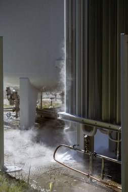 Hastaneye tıbbi oksijen üreten ve tedarik eden bir oksijen istasyonu. İstasyonda radyatörler ve dağıtım için sıvılaştırılmış oksijen içeren büyük beyaz bir silindir yer alıyor..