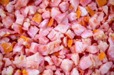 İnce buz kaplamalı, dondurulmuş kırmızı domateslerin yakın çekimi. Süpermarketlerde raf ömrünün uzatılması ve bozulabilir hasat kalitesinin korunması için perakende paketlemeye hazırlar..