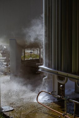Hastaneye tıbbi oksijen üreten ve tedarik eden bir oksijen istasyonu. İstasyonda radyatörler ve dağıtım için sıvılaştırılmış oksijen içeren büyük beyaz bir silindir yer alıyor..