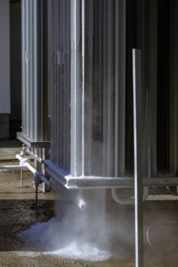 Hastaneye tıbbi oksijen üreten ve tedarik eden bir oksijen istasyonu. İstasyonda soğutma radyatörü yüzgeçleri, görünür buhar ve yüzgeçlerin altında ve üzerinde biriken buz bulunuyor..