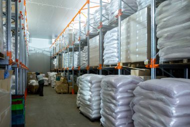 Dondurucu yöntemle dondurulmuş gıda ürünleri için soğuk hava deposu. Ürünler çanta ve kutulara dolduruluyor ve organize depolama ve dağıtım için ahşap paletlere yerleştiriliyor..