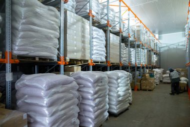 Dondurucu yöntemle dondurulmuş gıda ürünleri için soğuk hava deposu. Ürünler çanta ve kutulara dolduruluyor ve organize depolama ve dağıtım için ahşap paletlere yerleştiriliyor..