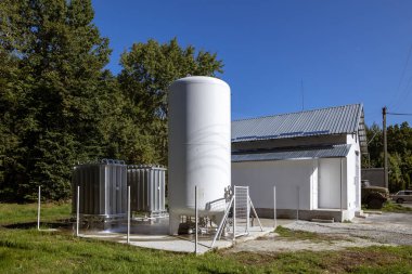 Hastaneye tıbbi oksijen üreten ve tedarik eden bir oksijen istasyonu. İstasyonda radyatörler ve dağıtım için sıvılaştırılmış oksijen içeren büyük beyaz bir silindir yer alıyor..