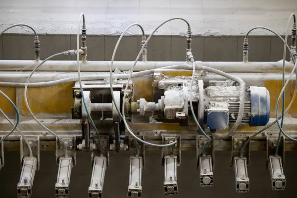 Havalandırılmış beton bloklar, AAC blokları (Otoklavize havalandırmalı beton), Fly ash veya Grey Cement Fly Ash Bricks endüstriyel üretimi. Makine, büyük iş parçalarını çelik tellerle keser..