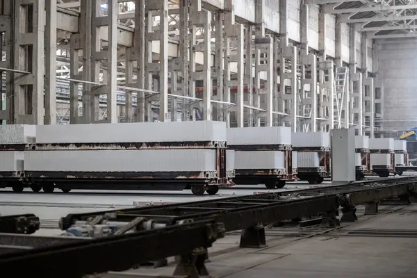 Havalandırılmış beton bloklar, AAC blokları (Otoklavize havalandırmalı beton), Fly ash veya Grey Cement Fly Ash Bricks endüstriyel üretimi. Bir otoklavda işlendikten sonra kesme blokları olan arabalar tedavi edilir.