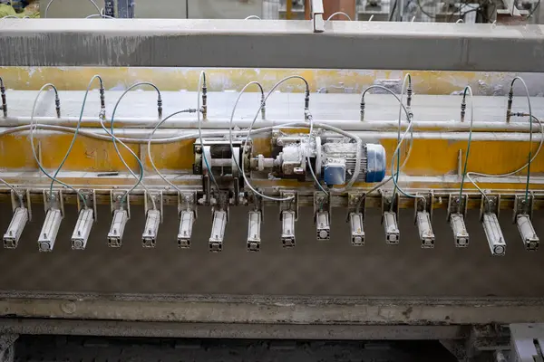 Havalandırılmış beton bloklar, AAC blokları (Otoklavize havalandırmalı beton), Fly ash veya Grey Cement Fly Ash Bricks endüstriyel üretimi. Makine, büyük iş parçalarını çelik tellerle keser..