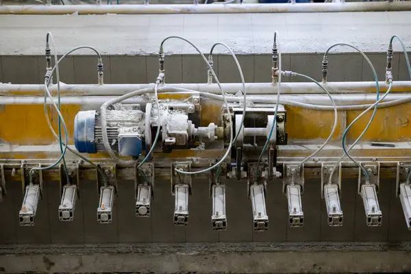 Havalandırılmış beton bloklar, AAC blokları (Otoklavize havalandırmalı beton), Fly ash veya Grey Cement Fly Ash Bricks endüstriyel üretimi. Makine, büyük iş parçalarını çelik tellerle keser..