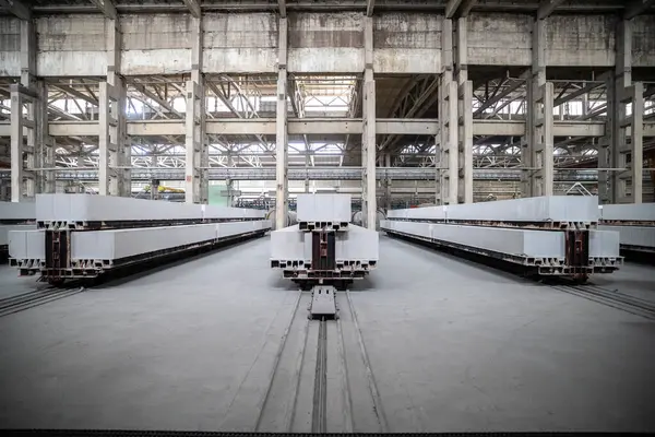 Havalandırılmış beton bloklar, AAC blokları (Otoklavize havalandırmalı beton), Fly ash veya Grey Cement Fly Ash Bricks endüstriyel üretimi. Otoklavlar ve tramvaylar kesilmiş. Atölyenin genel görünümü