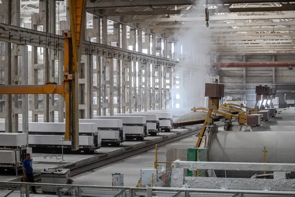 Havalandırılmış beton bloklar, AAC blokları (Otoklavize havalandırmalı beton), Fly ash veya Grey Cement Fly Ash Bricks endüstriyel üretimi. Otoklavlar ve tramvaylar kesilmiş. Atölyenin genel görünümü