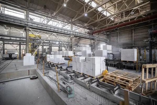 Havalandırılmış beton bloklar, AAC blokları (Otoklavize havalandırmalı beton), Fly ash veya Grey Cement Fly Ash Bricks endüstriyel üretimi. Tamamlanmış ürünler ahşap paletlerin üzerine istiflenmiştir.