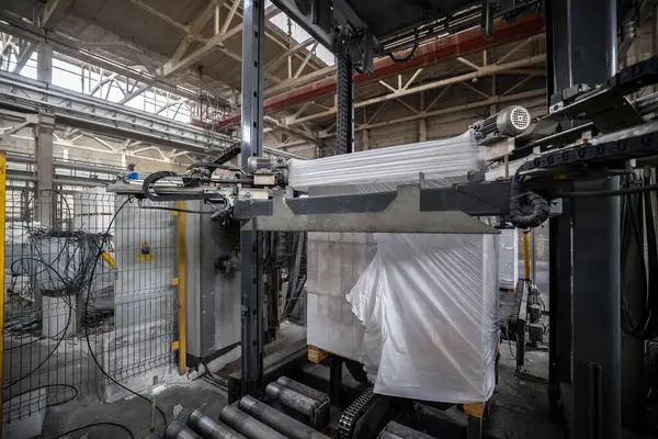 Havalandırmalı beton bloklar, AAC blokları (Otoklavize havalandırmalı beton), Gri Çimento Uçan Kül Tuğlaları endüstriyel üretim. Tamamlanmış ürünler ahşap paletlere yığılır ve plastik ambalaja konur..