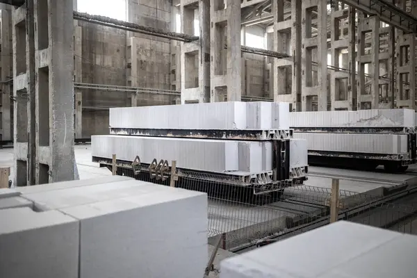 Havalandırılmış beton bloklar, AAC blokları (Otoklavize havalandırmalı beton), Fly ash veya Grey Cement Fly Ash Bricks endüstriyel üretimi. Bir otoklavda işlendikten sonra kesme blokları olan arabalar tedavi edilir.