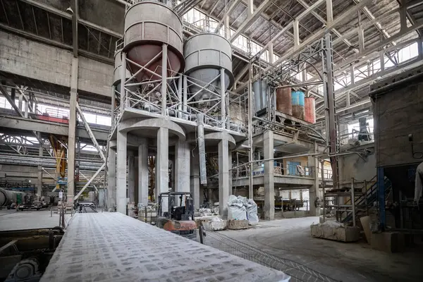 Havalandırılmış beton bloklar, AAC blokları (Otoklavize havalandırmalı beton), Fly ash veya Grey Cement Fly Ash Bricks endüstriyel üretimi. Silolardaki karışımın bileşenlerini birleştirin. Karıştırma hazırlama alanı.