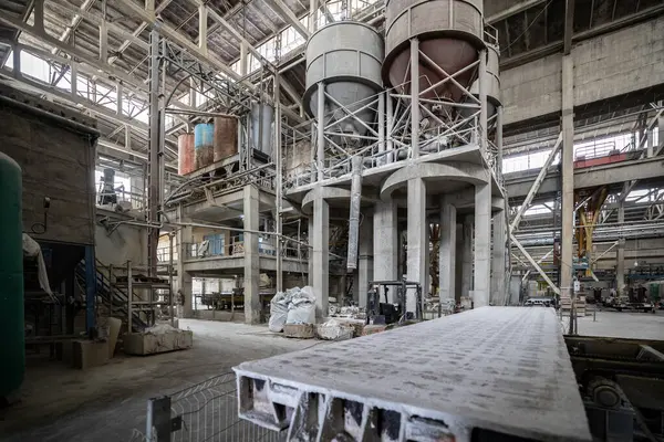 Havalandırılmış beton bloklar, AAC blokları (Otoklavize havalandırmalı beton), Fly ash veya Grey Cement Fly Ash Bricks endüstriyel üretimi. Silolardaki karışımın bileşenlerini birleştirin. Karıştırma hazırlama alanı.