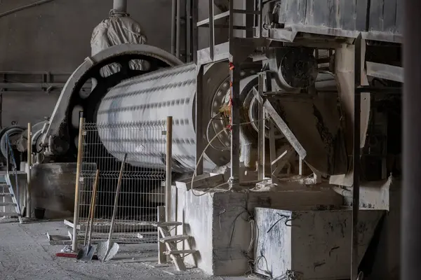 Havalandırılmış beton bloklar, AAC blokları (Otoklavize havalandırmalı beton), Fly ash veya Grey Cement Fly Ash Bricks endüstriyel üretimi. Toplam karışım silindirik top değirmeninde hazırlanır..