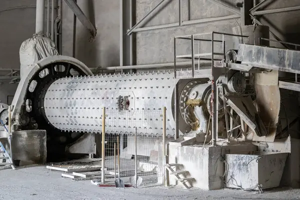 Havalandırılmış beton bloklar, AAC blokları (Otoklavize havalandırmalı beton), Fly ash veya Grey Cement Fly Ash Bricks endüstriyel üretimi. Toplam karışım silindirik top değirmeninde hazırlanır..