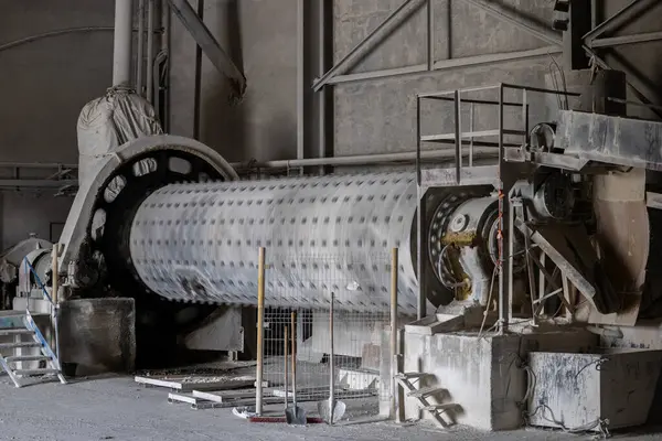 Havalandırılmış beton bloklar, AAC blokları (Otoklavize havalandırmalı beton), Fly ash veya Grey Cement Fly Ash Bricks endüstriyel üretimi. Toplam karışım silindirik top değirmeninde hazırlanır..