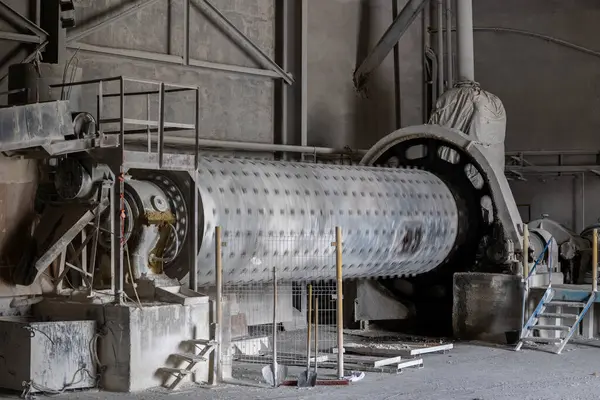 Havalandırılmış beton bloklar, AAC blokları (Otoklavize havalandırmalı beton), Fly ash veya Grey Cement Fly Ash Bricks endüstriyel üretimi. Toplam karışım silindirik top değirmeninde hazırlanır..