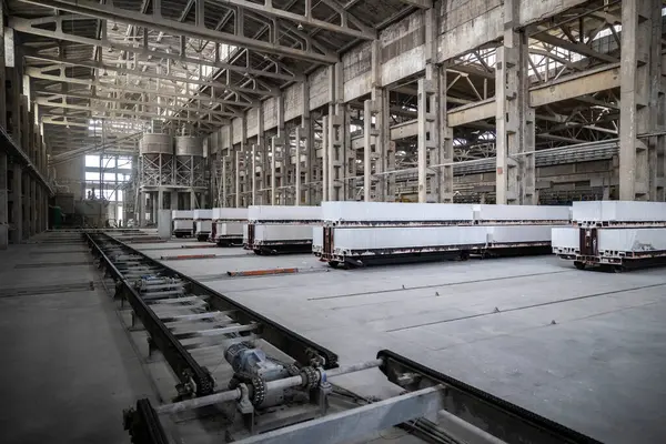 Havalandırılmış beton bloklar, AAC blokları (Otoklavize havalandırmalı beton), Fly ash veya Grey Cement Fly Ash Bricks endüstriyel üretimi. Bir otoklavda işlendikten sonra kesme blokları olan arabalar tedavi edilir.