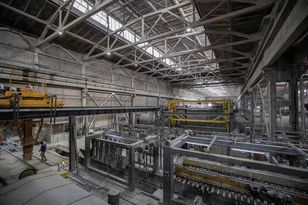 Havalandırılmış beton bloklar, AAC blokları (Otoklavize havalandırmalı beton), Fly ash veya Grey Cement Fly Ash Bricks endüstriyel üretimi. Kesme makinelerini ve otoklavları engelleyin. Atölyenin genel görünümü.