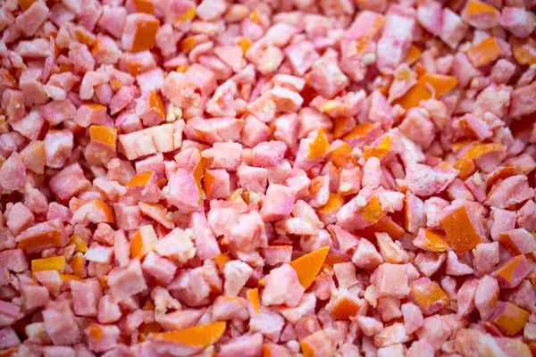 İnce buz kaplamalı, dondurulmuş kırmızı domateslerin yakın çekimi. Süpermarketlerde raf ömrünün uzatılması ve bozulabilir hasat kalitesinin korunması için perakende paketlemeye hazırlar..