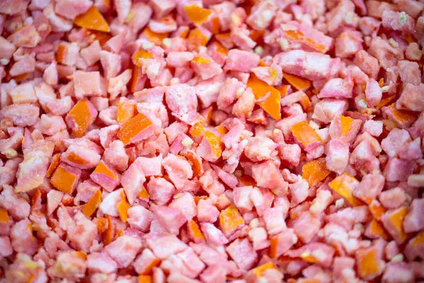 İnce buz kaplamalı, dondurulmuş kırmızı domateslerin yakın çekimi. Süpermarketlerde raf ömrünün uzatılması ve bozulabilir hasat kalitesinin korunması için perakende paketlemeye hazırlar..