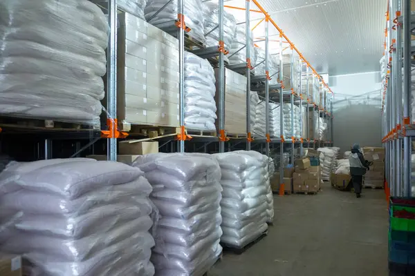 Dondurucu yöntemle dondurulmuş gıda ürünleri için soğuk hava deposu. Ürünler çanta ve kutulara dolduruluyor ve organize depolama ve dağıtım için ahşap paletlere yerleştiriliyor..