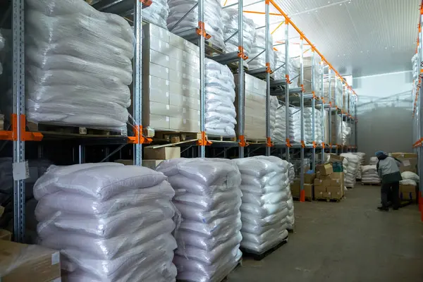 Dondurucu yöntemle dondurulmuş gıda ürünleri için soğuk hava deposu. Ürünler çanta ve kutulara dolduruluyor ve organize depolama ve dağıtım için ahşap paletlere yerleştiriliyor..