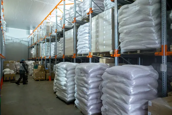 Dondurucu yöntemle dondurulmuş gıda ürünleri için soğuk hava deposu. Ürünler çanta ve kutulara dolduruluyor ve organize depolama ve dağıtım için ahşap paletlere yerleştiriliyor..