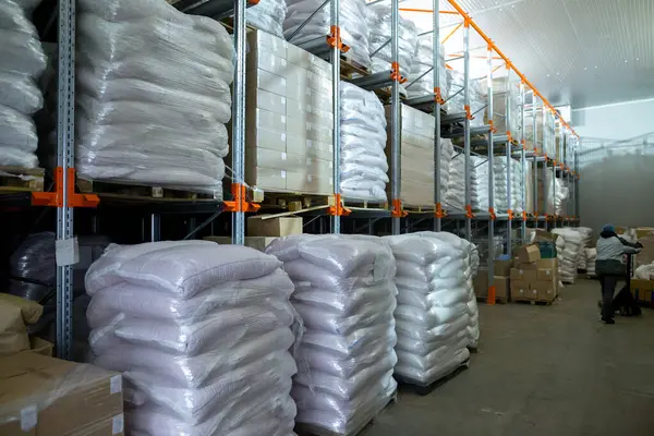 Dondurucu yöntemle dondurulmuş gıda ürünleri için soğuk hava deposu. Ürünler çanta ve kutulara dolduruluyor ve organize depolama ve dağıtım için ahşap paletlere yerleştiriliyor..