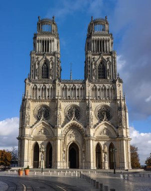 Fransa 'daki Orleans Katedrali, iki kulesi ve süslü bir yüzü olan Gotik tarzı bir kilise. Katedral taş oymaları ve büyük vitray pencereler Joan of Arc tarafından sık sık ziyaret edildi..