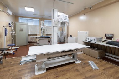 Yenilikçi, çok işlevli bir X-ray tanı sistemi, yüksek görüntü kalitesi ve esnek X-ray muayeneleri sunar, steril bir tıbbi odada durur..