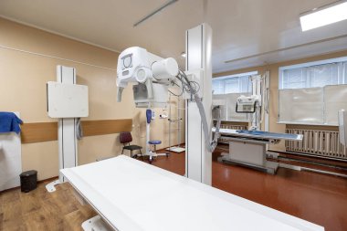 Yenilikçi, çok işlevli bir X-ray tanı sistemi, yüksek görüntü kalitesi ve esnek X-ray muayeneleri sunar, steril bir tıbbi odada durur..