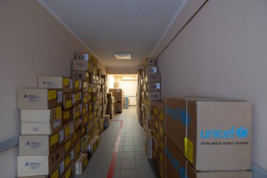 Novhorod-Siversky, Ukrayna - 10 Kasım 2022: Ukrayna 'da Rusya Federasyonu' nun Ukrayna 'daki silahlı saldırısından muzdarip bölgelere yönelik kutular dolusu ilaç, UNICEF' ten insani yardım