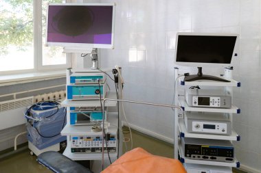 Hastane ameliyathanesinde kompresör, histeroskopi, endoskopi kuleleri, monitörler ve ameliyat masası bulunur..