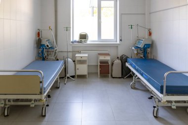 Solunum hastaları için yoğun bakım koğuşunda iki boş yatak, oksijen konsantratörü, bir kardiyograf, solunum cihazları ve steril bir odada serum bulunur..