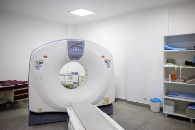 Hastanede modern bir tomografi tarayıcısı. Hasta masası olan, bilgisayarlı bir tomografi makinesi, ve tesisin bodrum katında temiz bir sağlık odasında çeşitli yedek ekipman ve parlak duvarlar..
