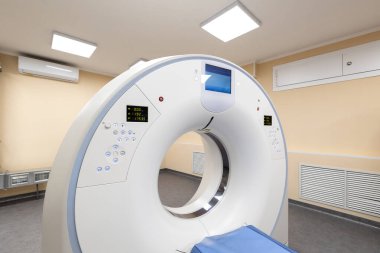 Hastanede modern bir tomografi tarayıcısı. Hasta masası olan, bilgisayarlı bir tomografi makinesi, ve tesisin bodrum katında temiz bir sağlık odasında çeşitli yedek ekipman ve parlak duvarlar..